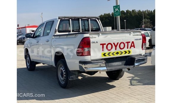Imported Toyota Hilux White Makiinaa iti Import - Dubai keessatti Central Kenya keessatti Imported Toyota Hilux White Makiinaa iti Import - Dubai keessatti Central Kenya keessatti