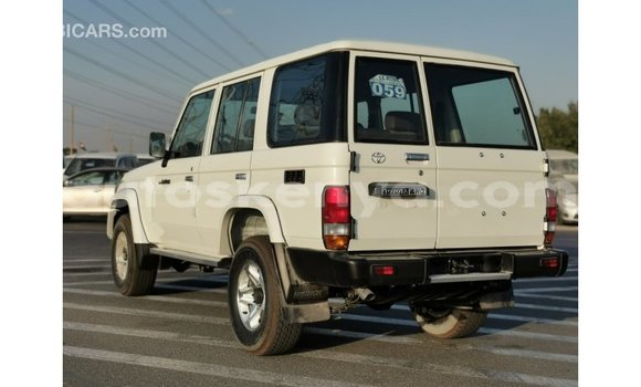 Imported Toyota Land Cruiser White Makiinaa iti Import - Dubai keessatti Central Kenya keessatti Imported Toyota Land Cruiser White Makiinaa iti Import - Dubai keessatti Central Kenya keessatti