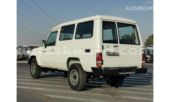 Nunua Imported Toyota Land Cruiser Nyeupe Gari ndani ya Import - Dubai nchini Kati Kenya Nunua Imported Toyota Land Cruiser Nyeupe Gari ndani ya Import - Dubai nchini Kati Kenya