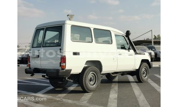 Nunua Imported Toyota Land Cruiser Nyeupe Gari ndani ya Import - Dubai nchini Kati Kenya Nunua Imported Toyota Land Cruiser Nyeupe Gari ndani ya Import - Dubai nchini Kati Kenya