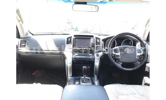 Buy Import Toyota Land Cruiser White Car in Import - Dubai in Central Kenya Buy Import Toyota Land Cruiser White Car in Import - Dubai in Central Kenya