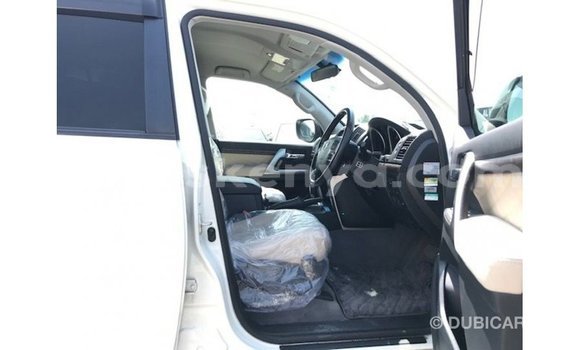 Buy Import Toyota Land Cruiser White Car in Import - Dubai in Central Kenya Buy Import Toyota Land Cruiser White Car in Import - Dubai in Central Kenya