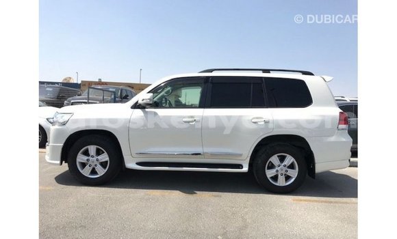 Buy Import Toyota Land Cruiser White Car in Import - Dubai in Central Kenya Buy Import Toyota Land Cruiser White Car in Import - Dubai in Central Kenya