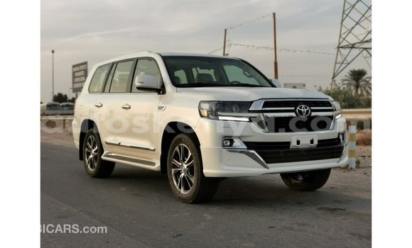 Imported Toyota Land Cruiser White Makiinaa iti Import - Dubai keessatti Central Kenya keessatti Imported Toyota Land Cruiser White Makiinaa iti Import - Dubai keessatti Central Kenya keessatti