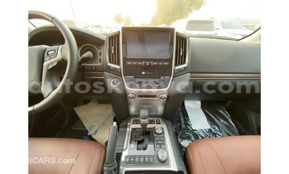 Imported Toyota Land Cruiser White Makiinaa iti Import - Dubai keessatti Central Kenya keessatti Imported Toyota Land Cruiser White Makiinaa iti Import - Dubai keessatti Central Kenya keessatti