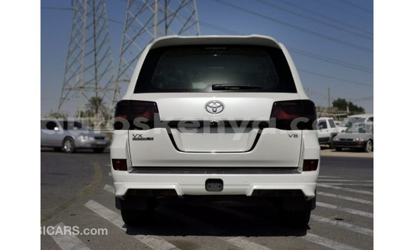Nunua Imported Toyota Land Cruiser Nyeupe Gari ndani ya Import - Dubai nchini Kati Kenya Nunua Imported Toyota Land Cruiser Nyeupe Gari ndani ya Import - Dubai nchini Kati Kenya