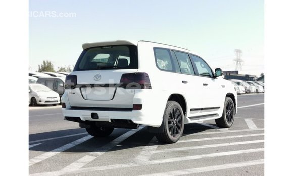 Nunua Imported Toyota Land Cruiser Nyeupe Gari ndani ya Import - Dubai nchini Kati Kenya Nunua Imported Toyota Land Cruiser Nyeupe Gari ndani ya Import - Dubai nchini Kati Kenya