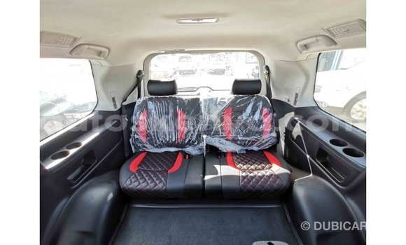 Nunua Imported Toyota Land Cruiser Nyeupe Gari ndani ya Import - Dubai nchini Kati Kenya Nunua Imported Toyota Land Cruiser Nyeupe Gari ndani ya Import - Dubai nchini Kati Kenya