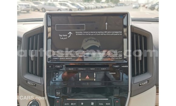 Imported Toyota Land Cruiser White Makiinaa iti Import - Dubai keessatti Central Kenya keessatti Imported Toyota Land Cruiser White Makiinaa iti Import - Dubai keessatti Central Kenya keessatti