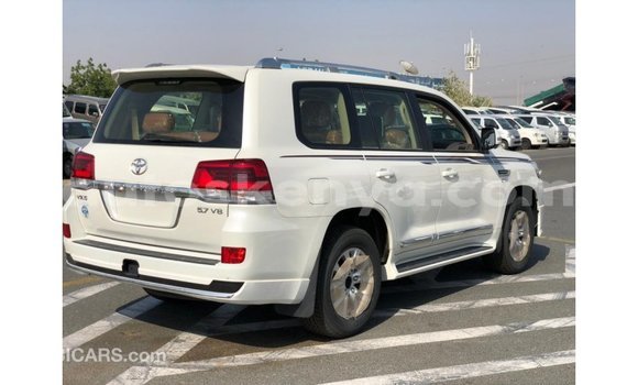 Nunua Imported Toyota Land Cruiser Nyeupe Gari ndani ya Import - Dubai nchini Kati Kenya Nunua Imported Toyota Land Cruiser Nyeupe Gari ndani ya Import - Dubai nchini Kati Kenya