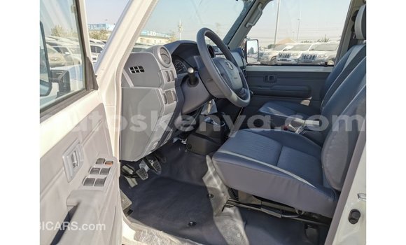Nunua Imported Toyota Land Cruiser Nyeupe Gari ndani ya Import - Dubai nchini Kati Kenya Nunua Imported Toyota Land Cruiser Nyeupe Gari ndani ya Import - Dubai nchini Kati Kenya