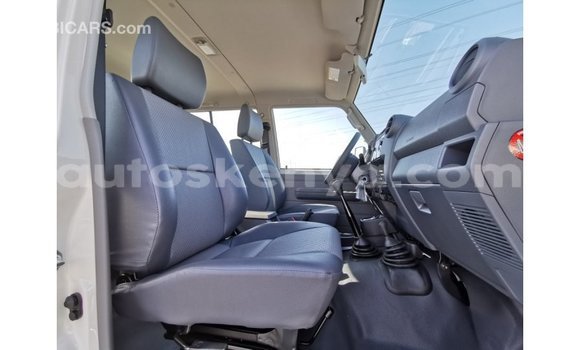 Nunua Imported Toyota Land Cruiser Nyeupe Gari ndani ya Import - Dubai nchini Kati Kenya Nunua Imported Toyota Land Cruiser Nyeupe Gari ndani ya Import - Dubai nchini Kati Kenya