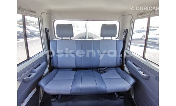 Nunua Imported Toyota Land Cruiser Nyeupe Gari ndani ya Import - Dubai nchini Kati Kenya Nunua Imported Toyota Land Cruiser Nyeupe Gari ndani ya Import - Dubai nchini Kati Kenya