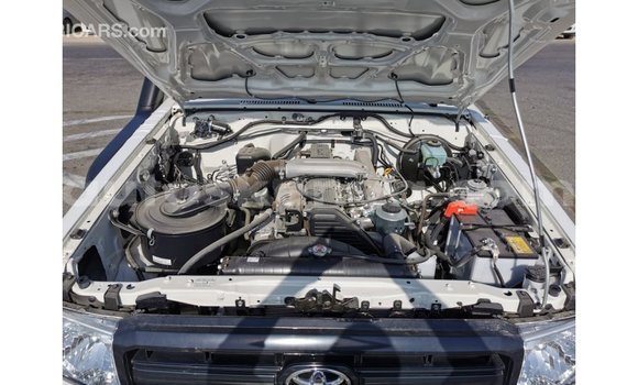 Nunua Imported Toyota Land Cruiser Nyeupe Gari ndani ya Import - Dubai nchini Kati Kenya Nunua Imported Toyota Land Cruiser Nyeupe Gari ndani ya Import - Dubai nchini Kati Kenya