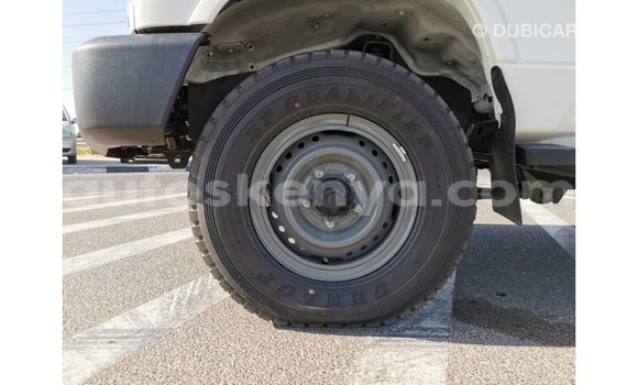 Nunua Imported Toyota Land Cruiser Nyeupe Gari ndani ya Import - Dubai nchini Kati Kenya Nunua Imported Toyota Land Cruiser Nyeupe Gari ndani ya Import - Dubai nchini Kati Kenya