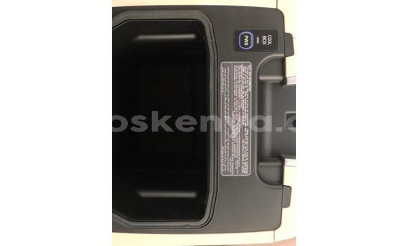 Imported Toyota Land Cruiser White Makiinaa iti Import - Dubai keessatti Central Kenya keessatti Imported Toyota Land Cruiser White Makiinaa iti Import - Dubai keessatti Central Kenya keessatti