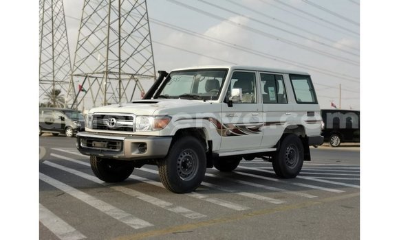 Nunua Imported Toyota Land Cruiser Nyeupe Gari ndani ya Import - Dubai nchini Kati Kenya Nunua Imported Toyota Land Cruiser Nyeupe Gari ndani ya Import - Dubai nchini Kati Kenya