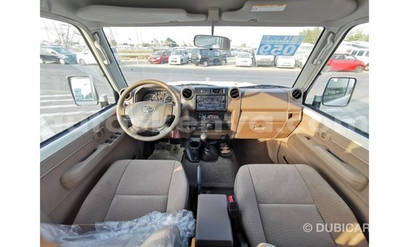 Nunua Imported Toyota Land Cruiser Nyeupe Gari ndani ya Import - Dubai nchini Kati Kenya Nunua Imported Toyota Land Cruiser Nyeupe Gari ndani ya Import - Dubai nchini Kati Kenya