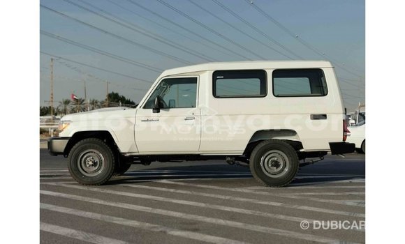 Imported Toyota Land Cruiser White Makiinaa iti Import - Dubai keessatti Central Kenya keessatti Imported Toyota Land Cruiser White Makiinaa iti Import - Dubai keessatti Central Kenya keessatti