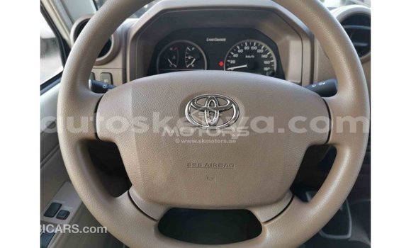 Imported Toyota Land Cruiser White Makiinaa iti Import - Dubai keessatti Central Kenya keessatti Imported Toyota Land Cruiser White Makiinaa iti Import - Dubai keessatti Central Kenya keessatti