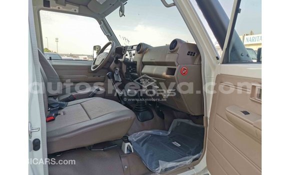 Imported Toyota Land Cruiser White Makiinaa iti Import - Dubai keessatti Central Kenya keessatti Imported Toyota Land Cruiser White Makiinaa iti Import - Dubai keessatti Central Kenya keessatti