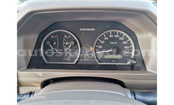 Imported Toyota Land Cruiser White Makiinaa iti Import - Dubai keessatti Central Kenya keessatti Imported Toyota Land Cruiser White Makiinaa iti Import - Dubai keessatti Central Kenya keessatti