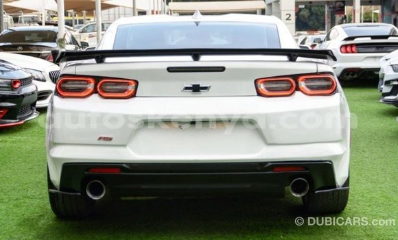Nunua Imported Chevrolet Camaro Nyeupe Gari ndani ya Import - Dubai nchini Kati Kenya Nunua Imported Chevrolet Camaro Nyeupe Gari ndani ya Import - Dubai nchini Kati Kenya