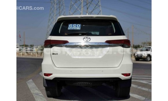 Nunua Imported Toyota Fortuner Nyeupe Gari ndani ya Import - Dubai nchini Kati Kenya Nunua Imported Toyota Fortuner Nyeupe Gari ndani ya Import - Dubai nchini Kati Kenya