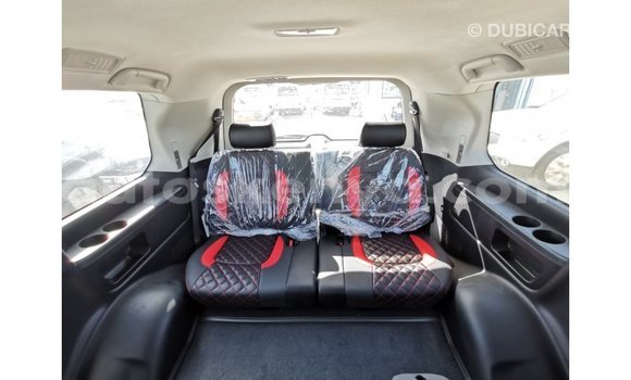 Imported Toyota Land Cruiser White Makiinaa iti Import - Dubai keessatti Central Kenya keessatti Imported Toyota Land Cruiser White Makiinaa iti Import - Dubai keessatti Central Kenya keessatti