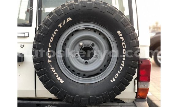 Imported Toyota Land Cruiser White Makiinaa iti Import - Dubai keessatti Central Kenya keessatti Imported Toyota Land Cruiser White Makiinaa iti Import - Dubai keessatti Central Kenya keessatti