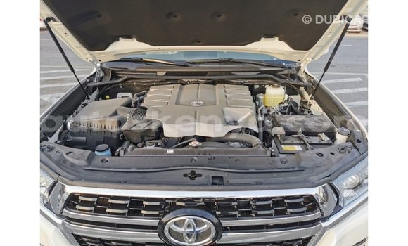 Nunua Imported Toyota Land Cruiser Nyeupe Gari ndani ya Import - Dubai nchini Kati Kenya Nunua Imported Toyota Land Cruiser Nyeupe Gari ndani ya Import - Dubai nchini Kati Kenya