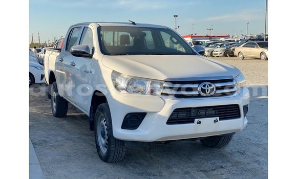 Imported Toyota Hilux White Makiinaa iti Import - Dubai keessatti Central Kenya keessatti