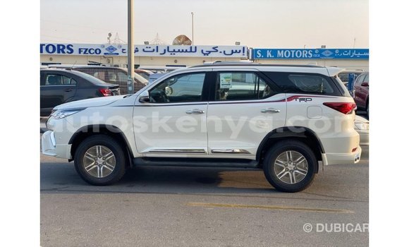 Nunua Imported Toyota Fortuner Nyeupe Gari ndani ya Import - Dubai nchini Kati Kenya Nunua Imported Toyota Fortuner Nyeupe Gari ndani ya Import - Dubai nchini Kati Kenya