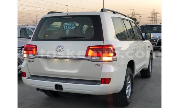 Nunua Imported Toyota Land Cruiser Nyeupe Gari ndani ya Import - Dubai nchini Kati Kenya Nunua Imported Toyota Land Cruiser Nyeupe Gari ndani ya Import - Dubai nchini Kati Kenya