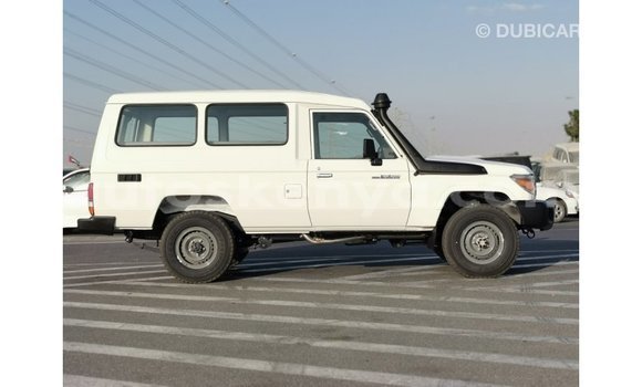 Nunua Imported Toyota Land Cruiser Nyeupe Gari ndani ya Import - Dubai nchini Kati Kenya Nunua Imported Toyota Land Cruiser Nyeupe Gari ndani ya Import - Dubai nchini Kati Kenya