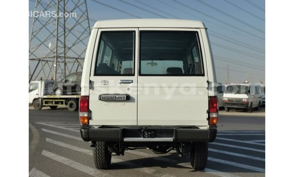 Nunua Imported Toyota Land Cruiser Nyeupe Gari ndani ya Import - Dubai nchini Kati Kenya Nunua Imported Toyota Land Cruiser Nyeupe Gari ndani ya Import - Dubai nchini Kati Kenya