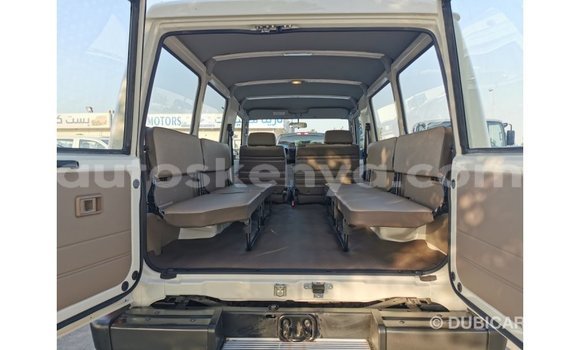 Nunua Imported Toyota Land Cruiser Nyeupe Gari ndani ya Import - Dubai nchini Kati Kenya Nunua Imported Toyota Land Cruiser Nyeupe Gari ndani ya Import - Dubai nchini Kati Kenya
