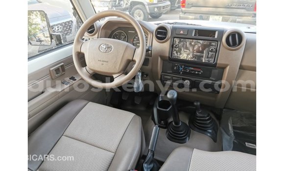 Nunua Imported Toyota Land Cruiser Nyeupe Gari ndani ya Import - Dubai nchini Kati Kenya Nunua Imported Toyota Land Cruiser Nyeupe Gari ndani ya Import - Dubai nchini Kati Kenya