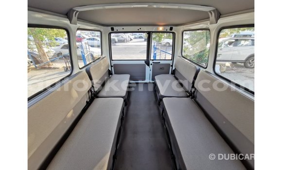 Nunua Imported Toyota Land Cruiser Nyeupe Gari ndani ya Import - Dubai nchini Kati Kenya Nunua Imported Toyota Land Cruiser Nyeupe Gari ndani ya Import - Dubai nchini Kati Kenya