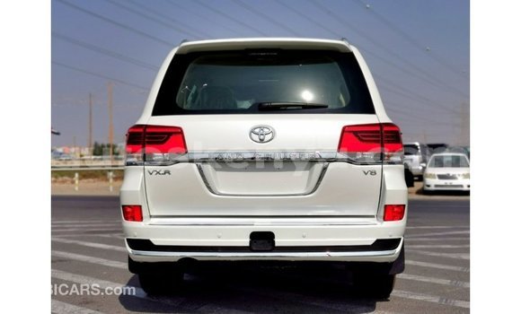 Imported Toyota Land Cruiser White Makiinaa iti Import - Dubai keessatti Central Kenya keessatti Imported Toyota Land Cruiser White Makiinaa iti Import - Dubai keessatti Central Kenya keessatti