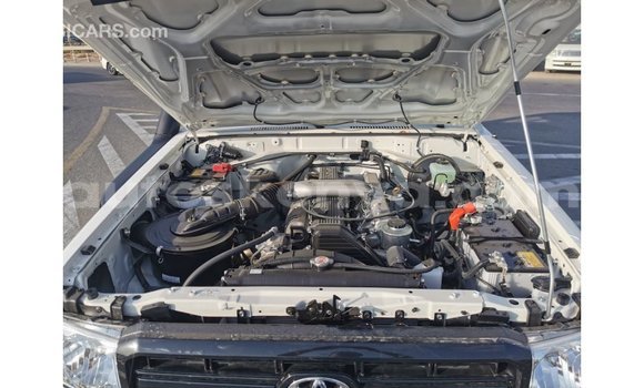Buy Import Toyota Land Cruiser White Car in Import - Dubai in Central Kenya Buy Import Toyota Land Cruiser White Car in Import - Dubai in Central Kenya