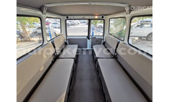 Nunua Imported Toyota Land Cruiser Nyeupe Gari ndani ya Import - Dubai nchini Kati Kenya Nunua Imported Toyota Land Cruiser Nyeupe Gari ndani ya Import - Dubai nchini Kati Kenya