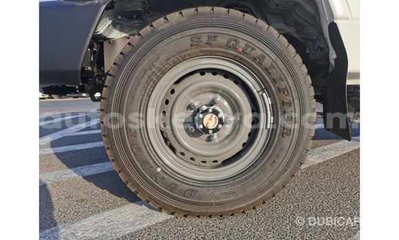 Nunua Imported Toyota Land Cruiser Nyeupe Gari ndani ya Import - Dubai nchini Kati Kenya Nunua Imported Toyota Land Cruiser Nyeupe Gari ndani ya Import - Dubai nchini Kati Kenya
