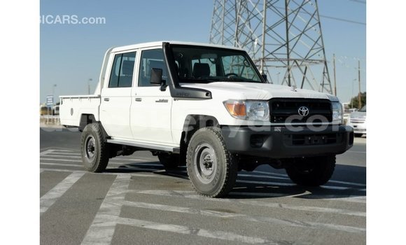 Nunua Imported Toyota Land Cruiser Nyeupe Gari ndani ya Import - Dubai nchini Kati Kenya Nunua Imported Toyota Land Cruiser Nyeupe Gari ndani ya Import - Dubai nchini Kati Kenya