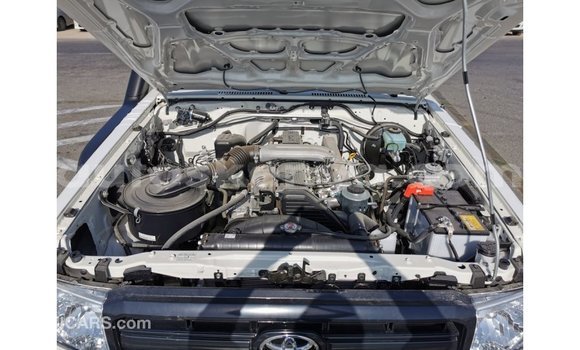 Nunua Imported Toyota Land Cruiser Nyeupe Gari ndani ya Import - Dubai nchini Kati Kenya Nunua Imported Toyota Land Cruiser Nyeupe Gari ndani ya Import - Dubai nchini Kati Kenya