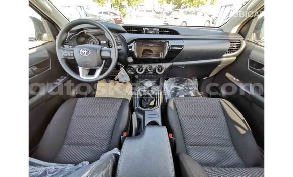 Nunua Imported Toyota Hilux Nyeusi Gari ndani ya Import - Dubai nchini Kati Kenya Nunua Imported Toyota Hilux Nyeusi Gari ndani ya Import - Dubai nchini Kati Kenya