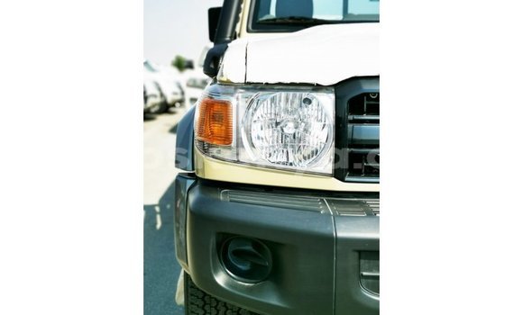 Nunua Imported Toyota Land Cruiser Beige Gari ndani ya Import - Dubai nchini Kati Kenya Nunua Imported Toyota Land Cruiser Beige Gari ndani ya Import - Dubai nchini Kati Kenya