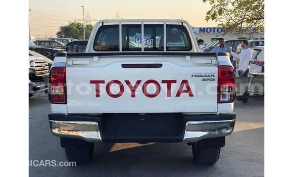 Nunua Imported Toyota Hilux Nyeupe Gari ndani ya Import - Dubai nchini Kati Kenya Nunua Imported Toyota Hilux Nyeupe Gari ndani ya Import - Dubai nchini Kati Kenya