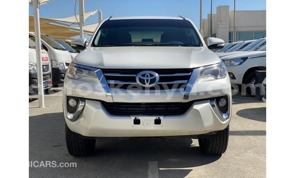 Nunua Imported Toyota Fortuner Nyeupe Gari ndani ya Import - Dubai nchini Kati Kenya Nunua Imported Toyota Fortuner Nyeupe Gari ndani ya Import - Dubai nchini Kati Kenya