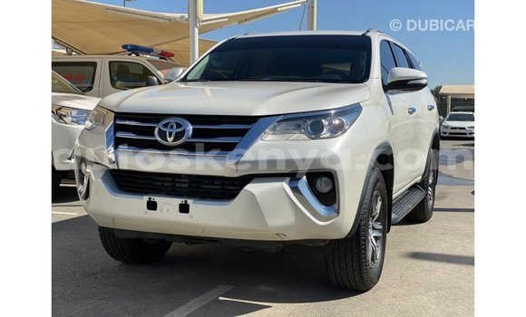 Nunua Imported Toyota Fortuner Nyeupe Gari ndani ya Import - Dubai nchini Kati Kenya Nunua Imported Toyota Fortuner Nyeupe Gari ndani ya Import - Dubai nchini Kati Kenya